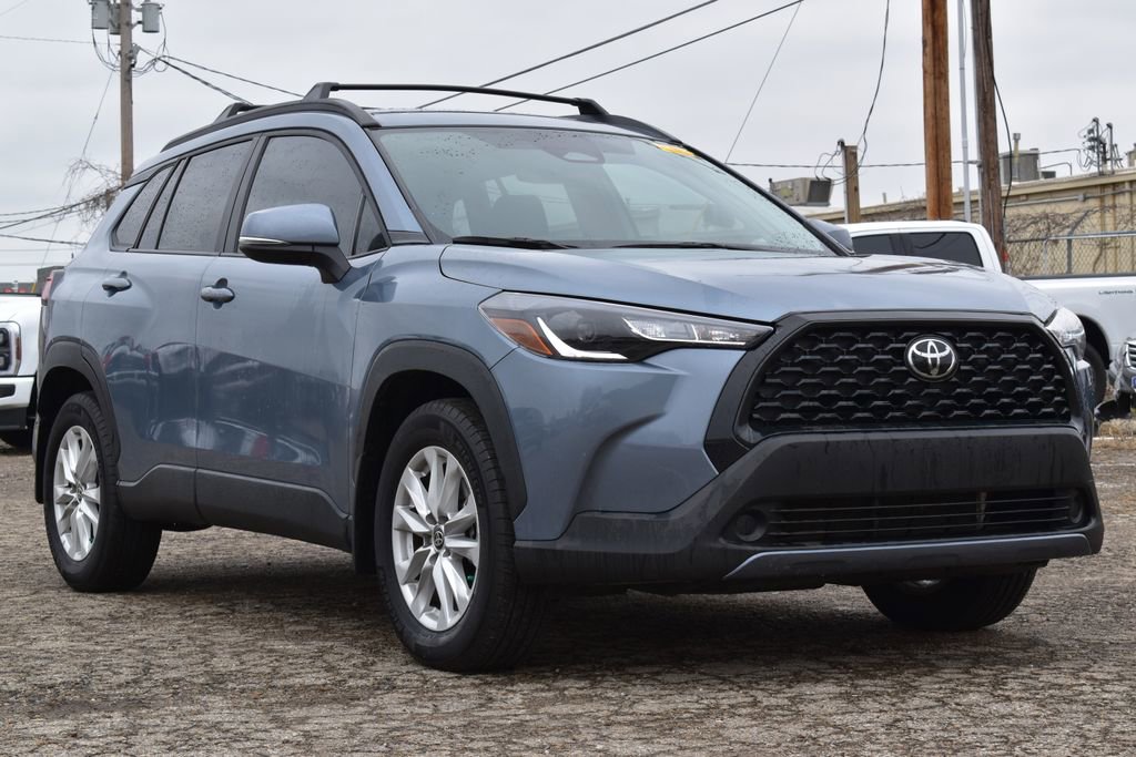 Used 2024 Toyota Corolla Cross LE w/ Moonroof Package image 3