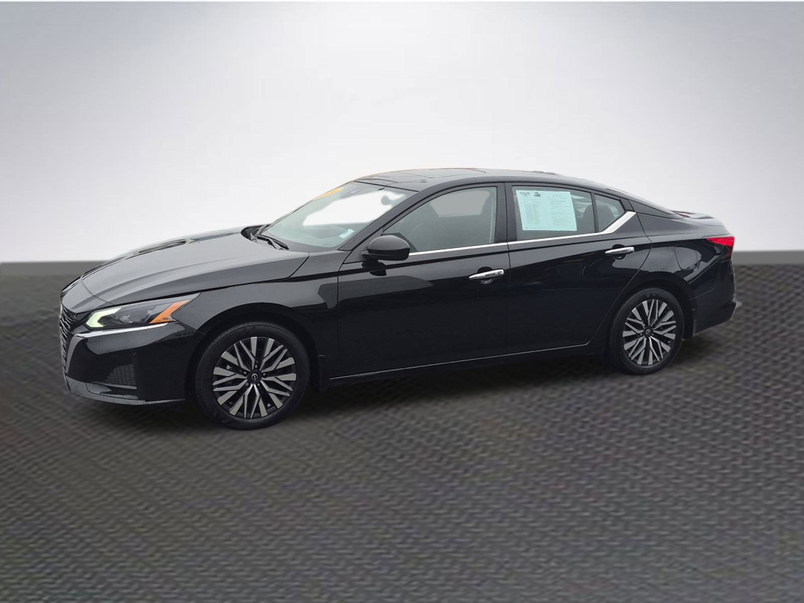 Used 2024 Nissan Altima 2.5 SV w/ SV Premium Package image 2