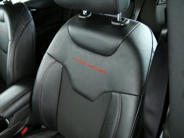 Used 2025 Jeep Compass Trailhawk AWD/4WD image 18