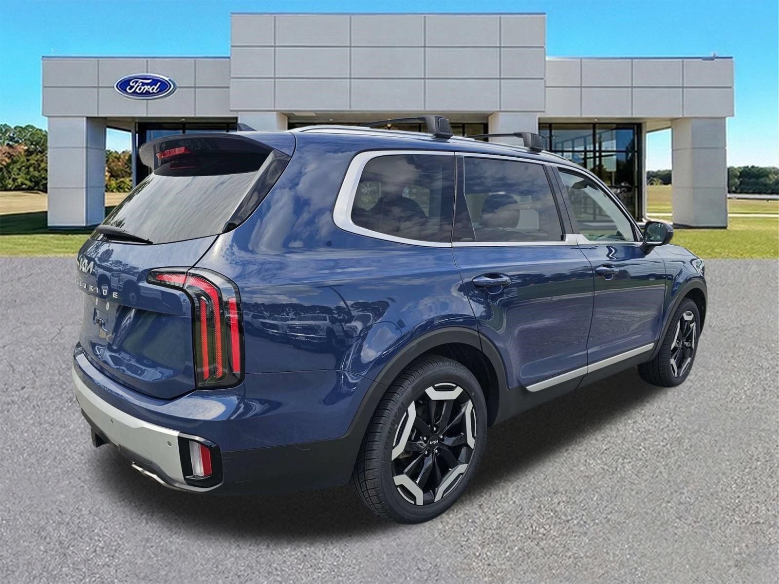 Used 2024 Kia Telluride EX w/ EX Captain's Chair Package FWD image 4
