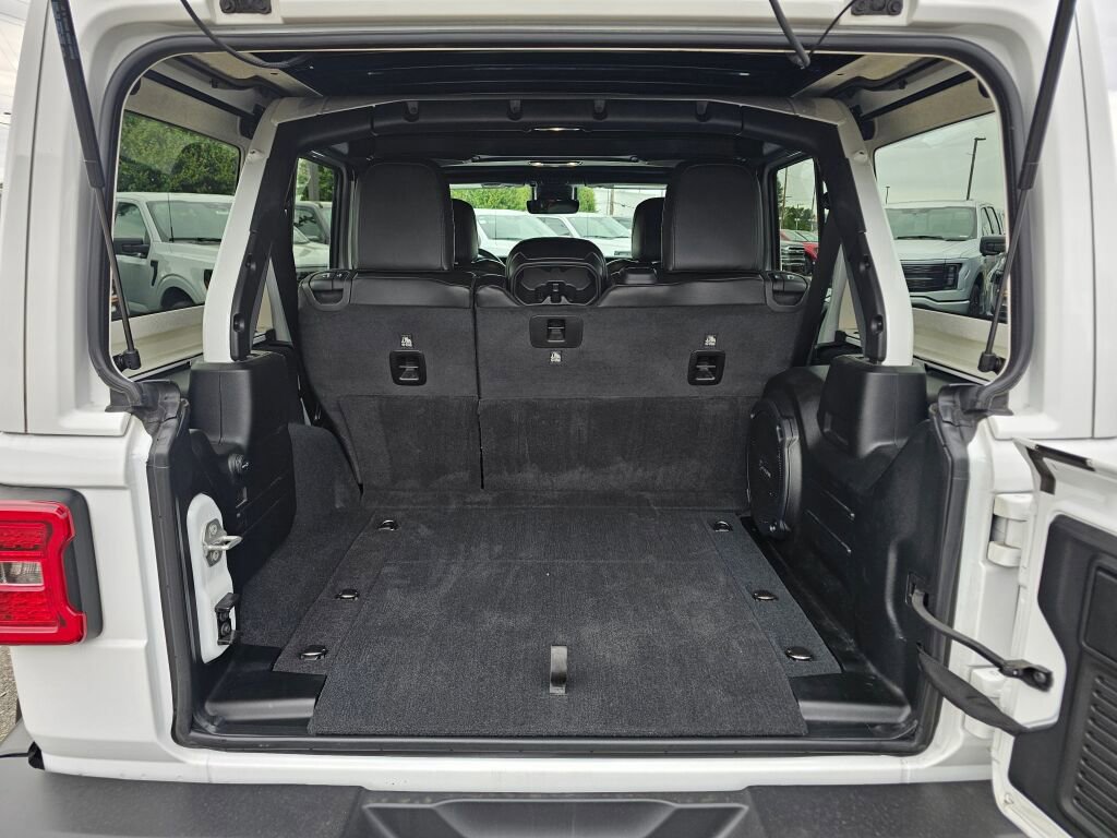Used 2023 Jeep Wrangler Unlimited Sahara w/ LED Lighting Group AWD/4WD image 10