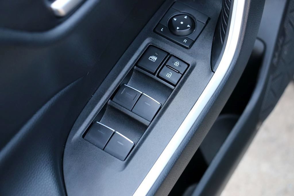 Used 2025 Toyota RAV4 XLE AWD/4WD image 16
