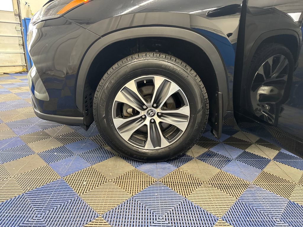 Used 2023 Toyota Highlander XLE AWD/4WD image 35