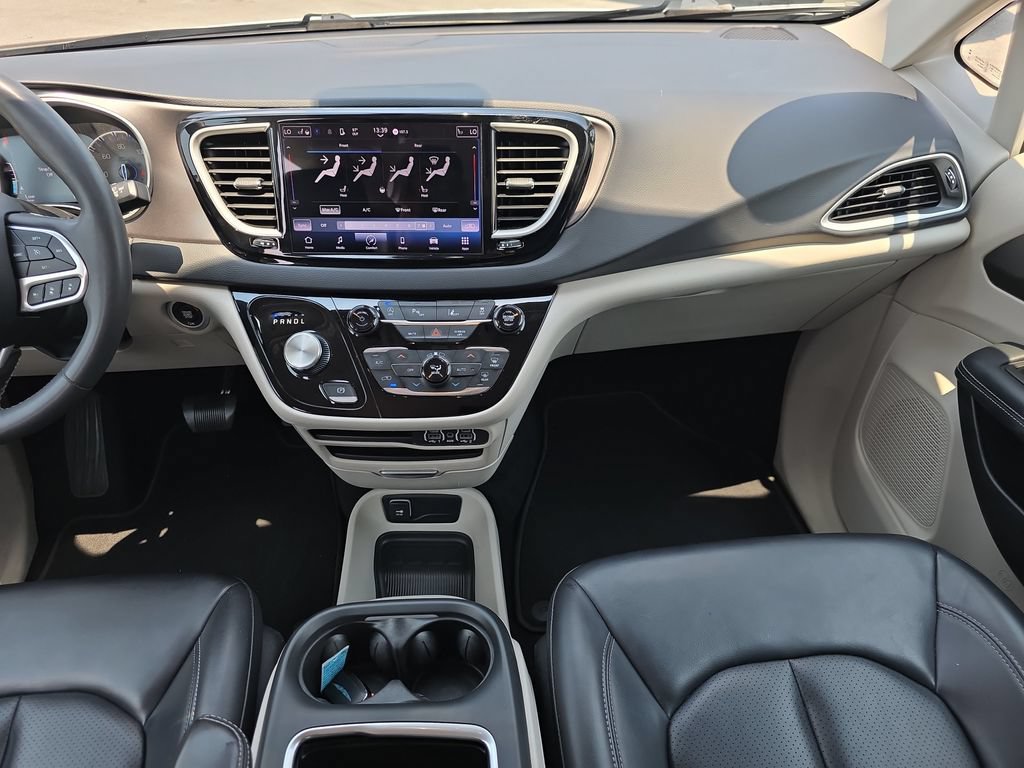 Used 2023 Chrysler Pacifica Touring-L FWD image 15