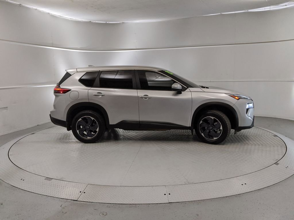 Used 2025 Nissan Rogue SV image 5