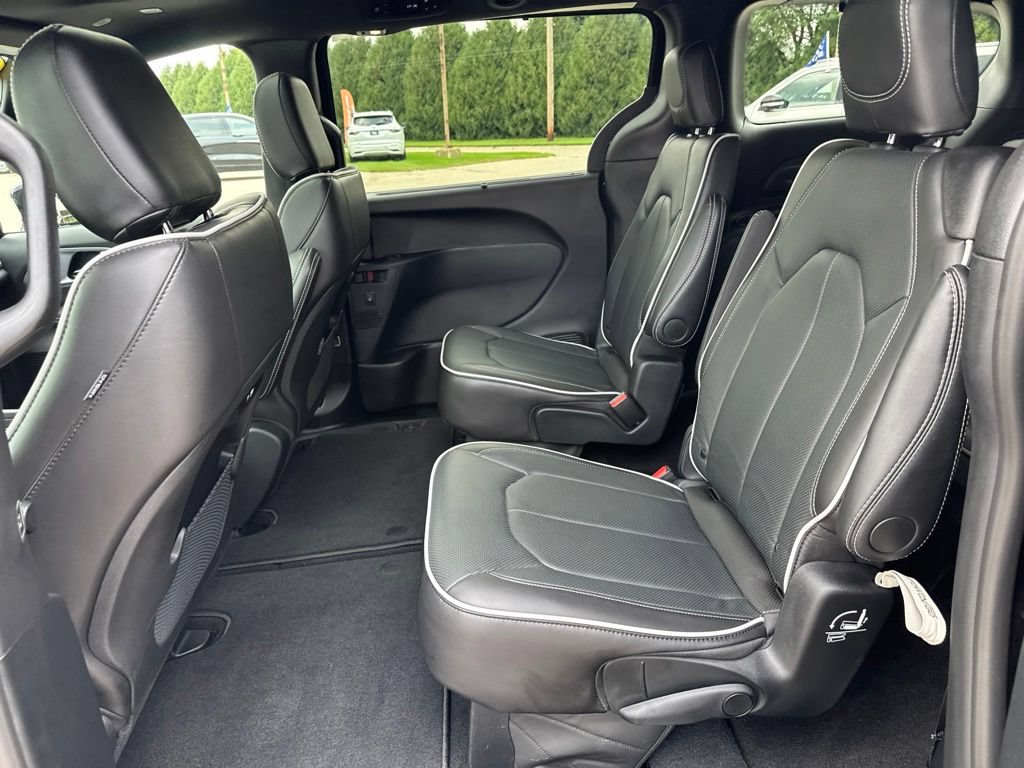 Used 2025 Chrysler Pacifica Limited w/ Trailer Tow Group AWD/4WD image 23