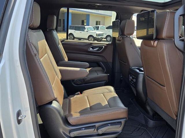 Used 2024 Chevrolet Suburban High Country w/ Premium Package RWD image 16