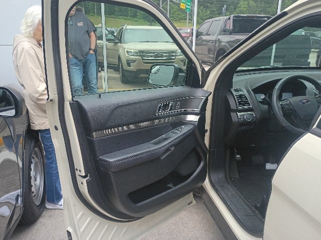 Certified 2018 Ford Explorer XLT w/ Equipment Group 202A FWD image 19