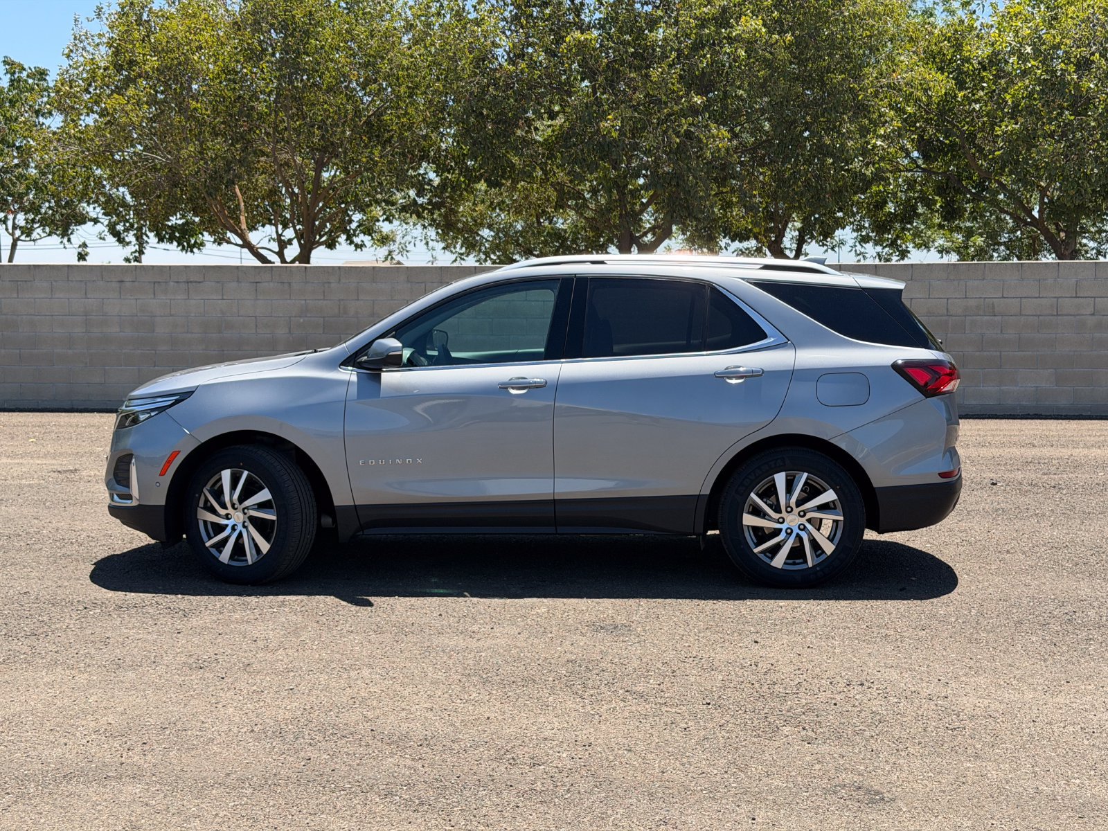 Used 2023 Chevrolet Equinox Premier AWD/4WD image 7