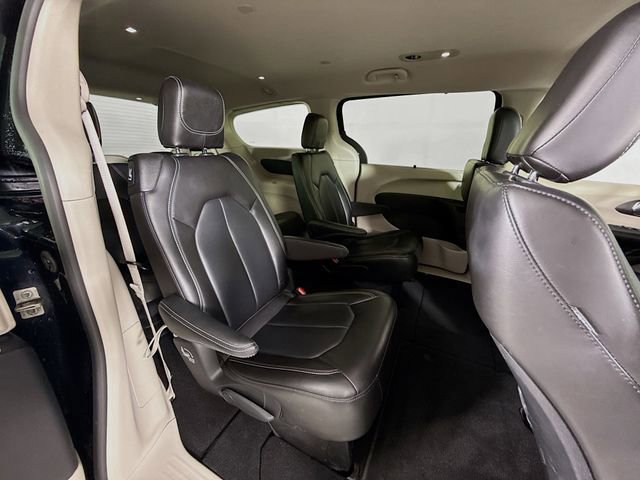 Used 2023 Chrysler Pacifica Touring-L image 27