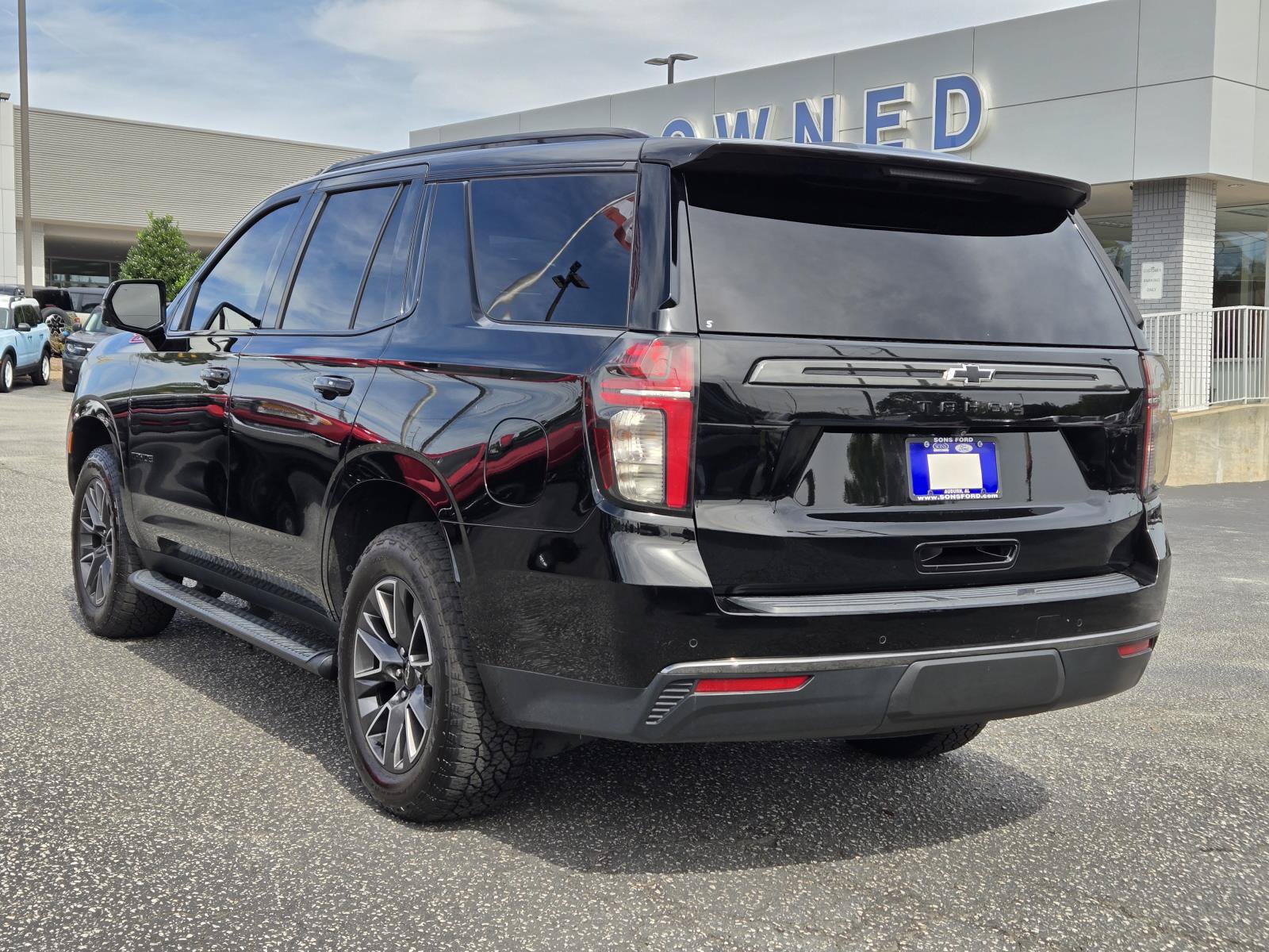 Used 2022 Chevrolet Tahoe Z71 w/ Luxury Package AWD/4WD image 12