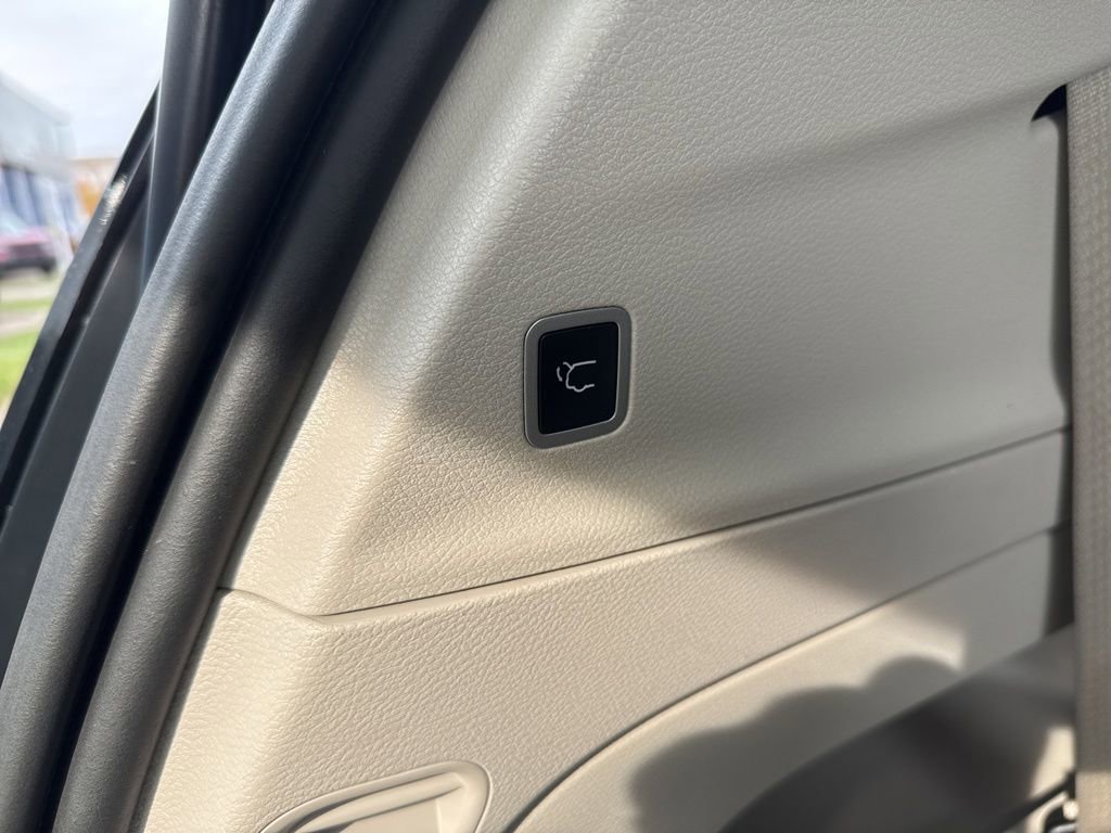 Used 2023 Chrysler Voyager LX image 40