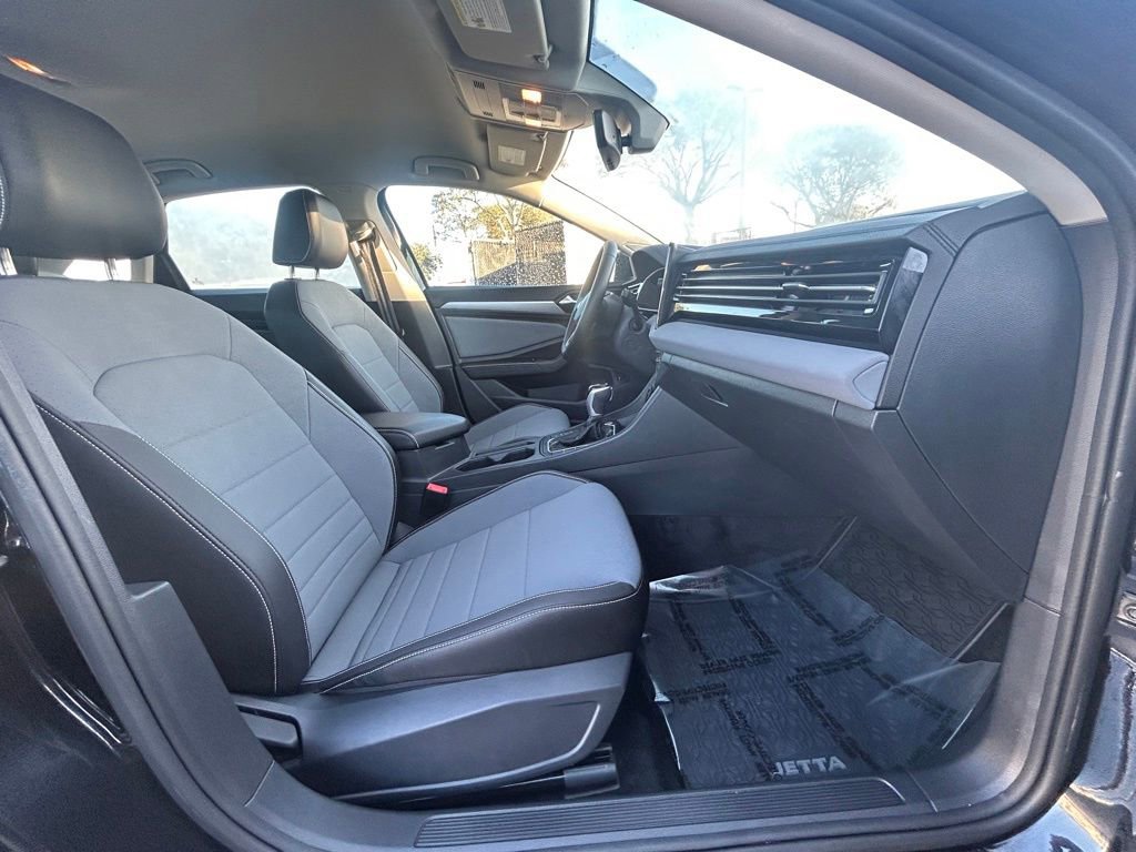 Used 2025 Volkswagen Jetta SE image 21
