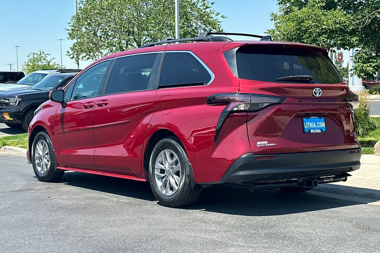 Used 2025 Toyota Sienna LE w/ LE Plus Package AWD/4WD image 6