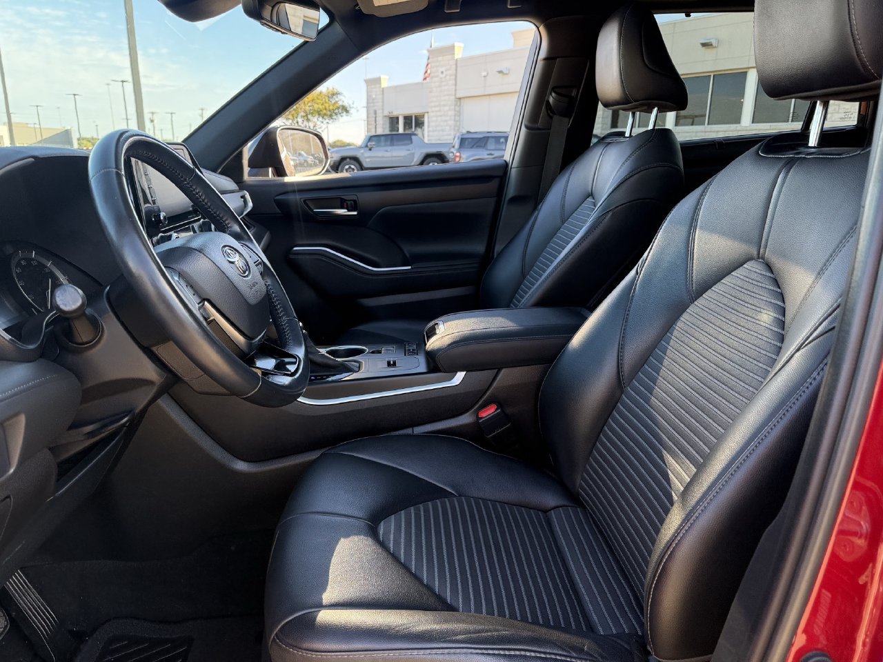 Used 2021 Toyota Highlander XSE FWD image 24