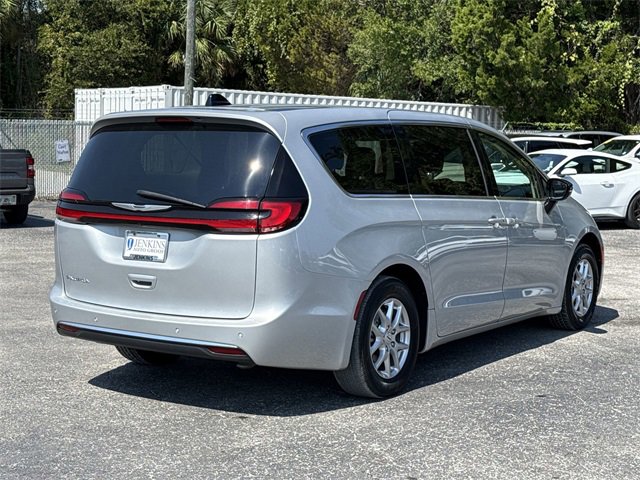 Used 2024 Chrysler Pacifica Touring-L image 5