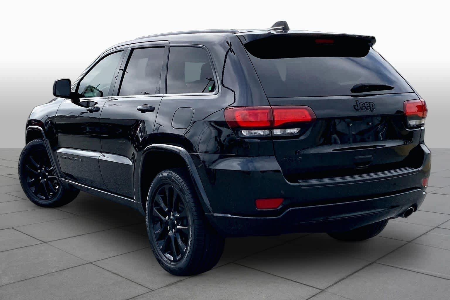 Used 2018 Jeep Grand Cherokee Altitude AWD/4WD image 11
