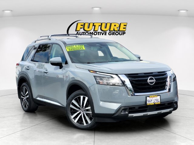 Used 2024 Nissan Pathfinder Platinum w/ Cargo Package FWD image 1