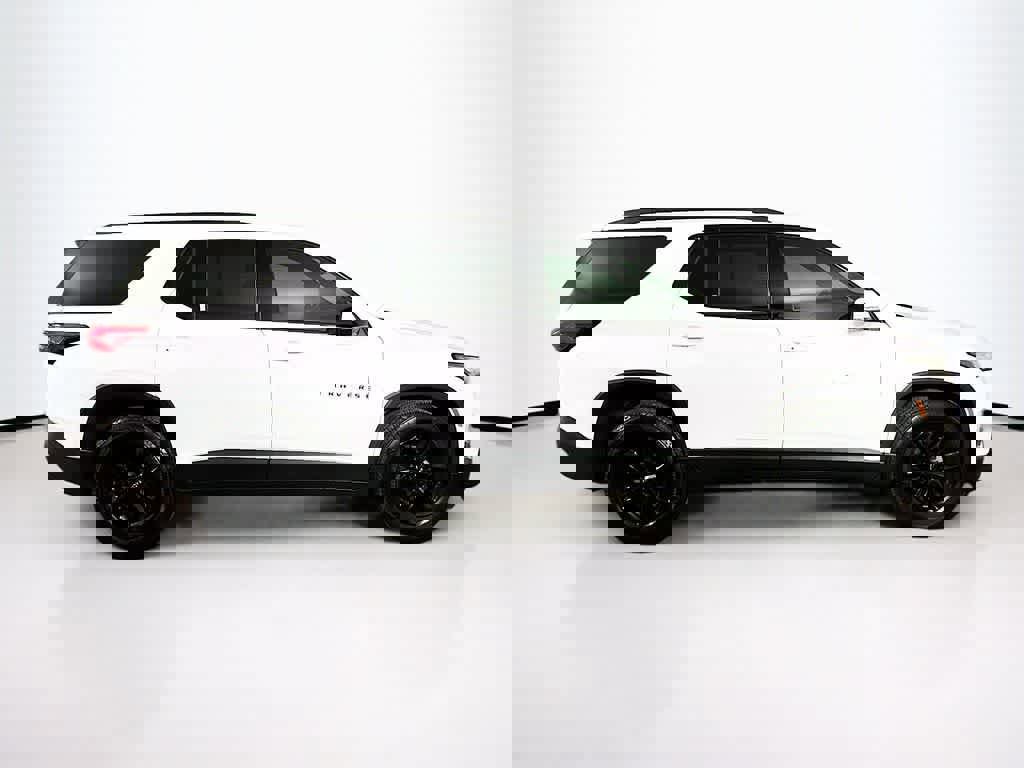 Used 2023 Chevrolet Traverse LT w/ Midnight/Sport Edition image 6