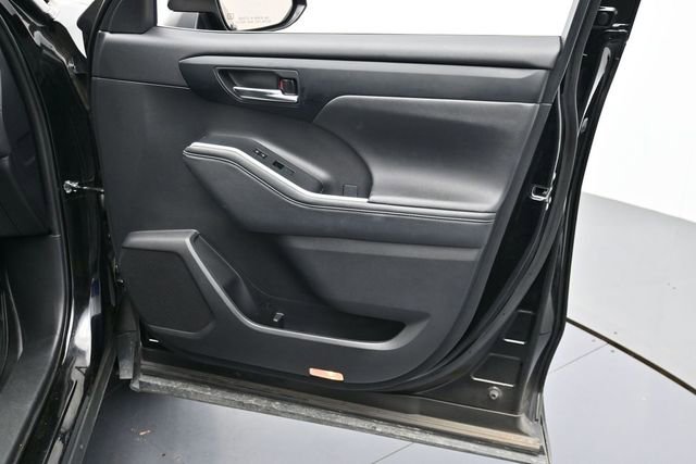 Used 2024 Toyota Highlander XLE FWD image 31