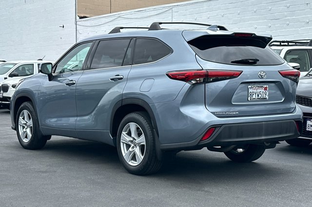 Used 2020 Toyota Highlander LE image 3