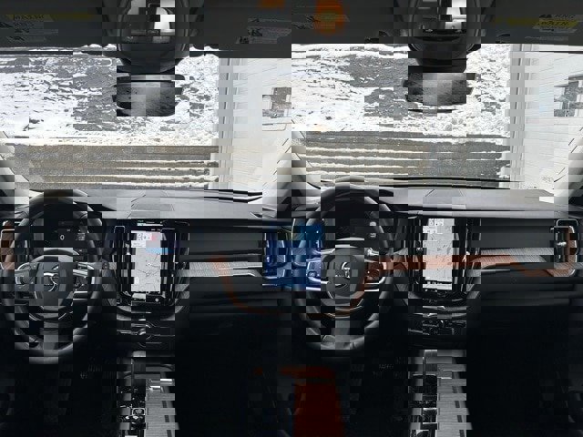 Used 2022 Volvo XC60 B5 Momentum w/ Climate Package image 10