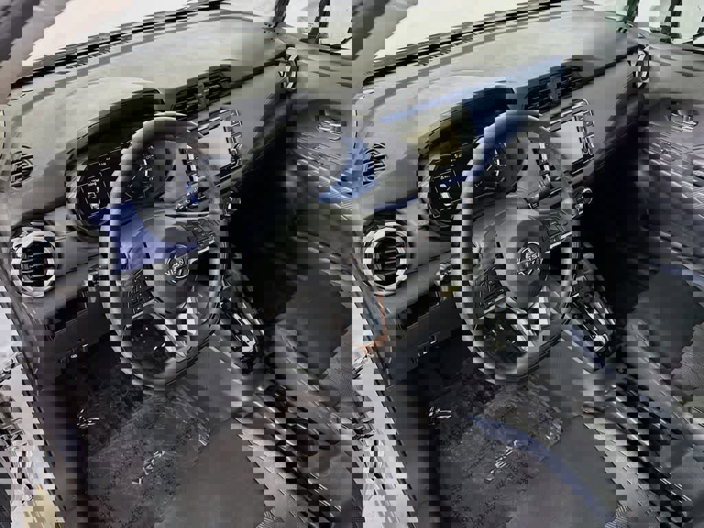 Used 2023 Nissan Versa SV image 2