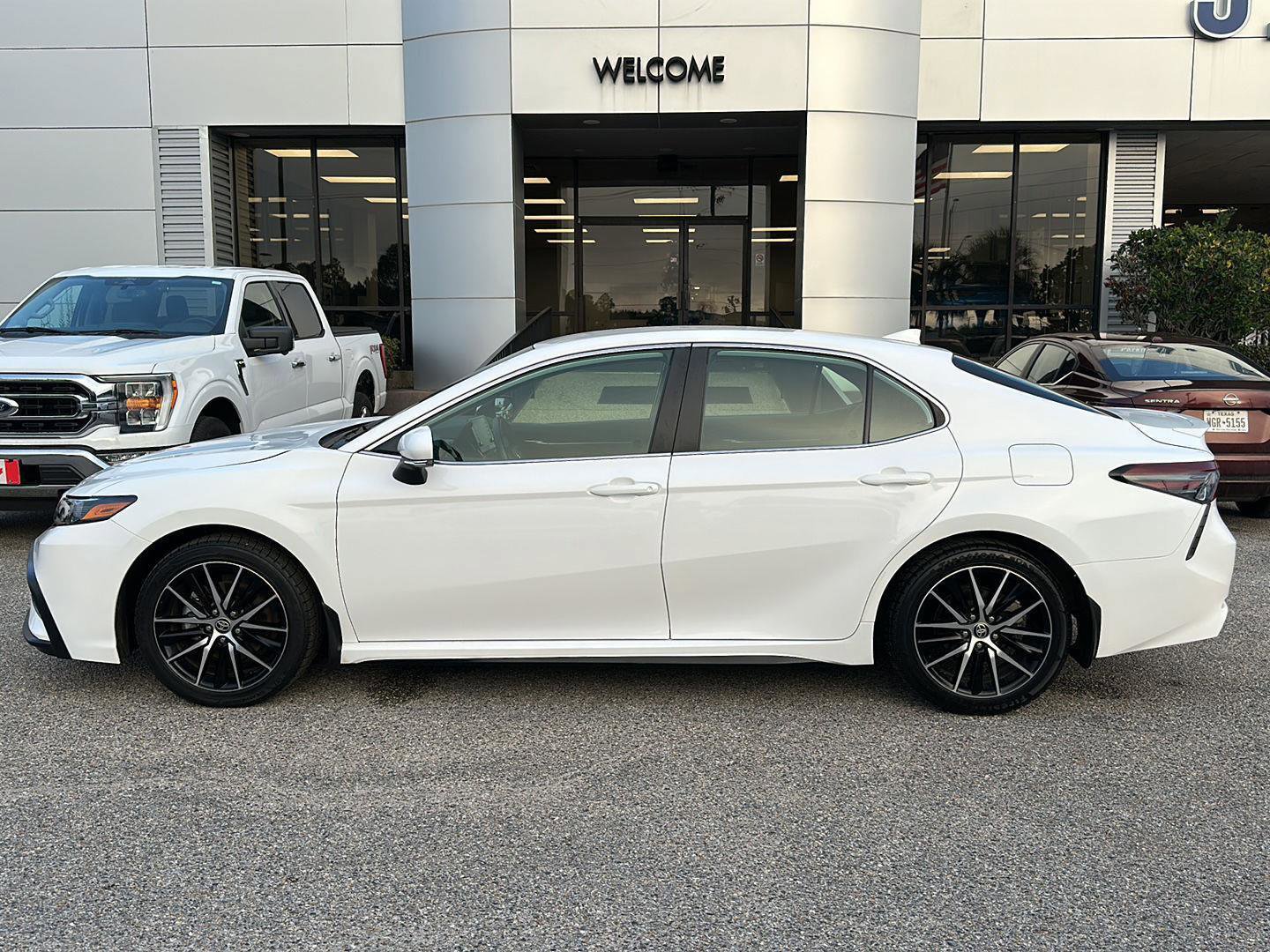 Used 2024 Toyota Camry SE image 3