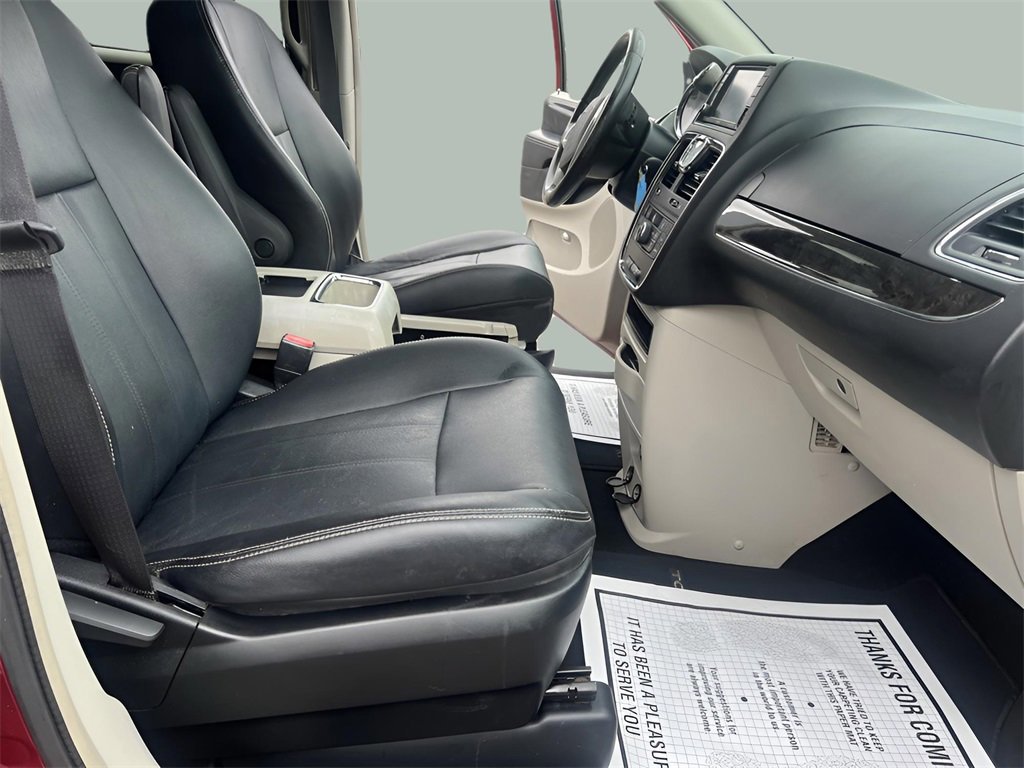 Used 2016 Chrysler Town & Country Touring image 41