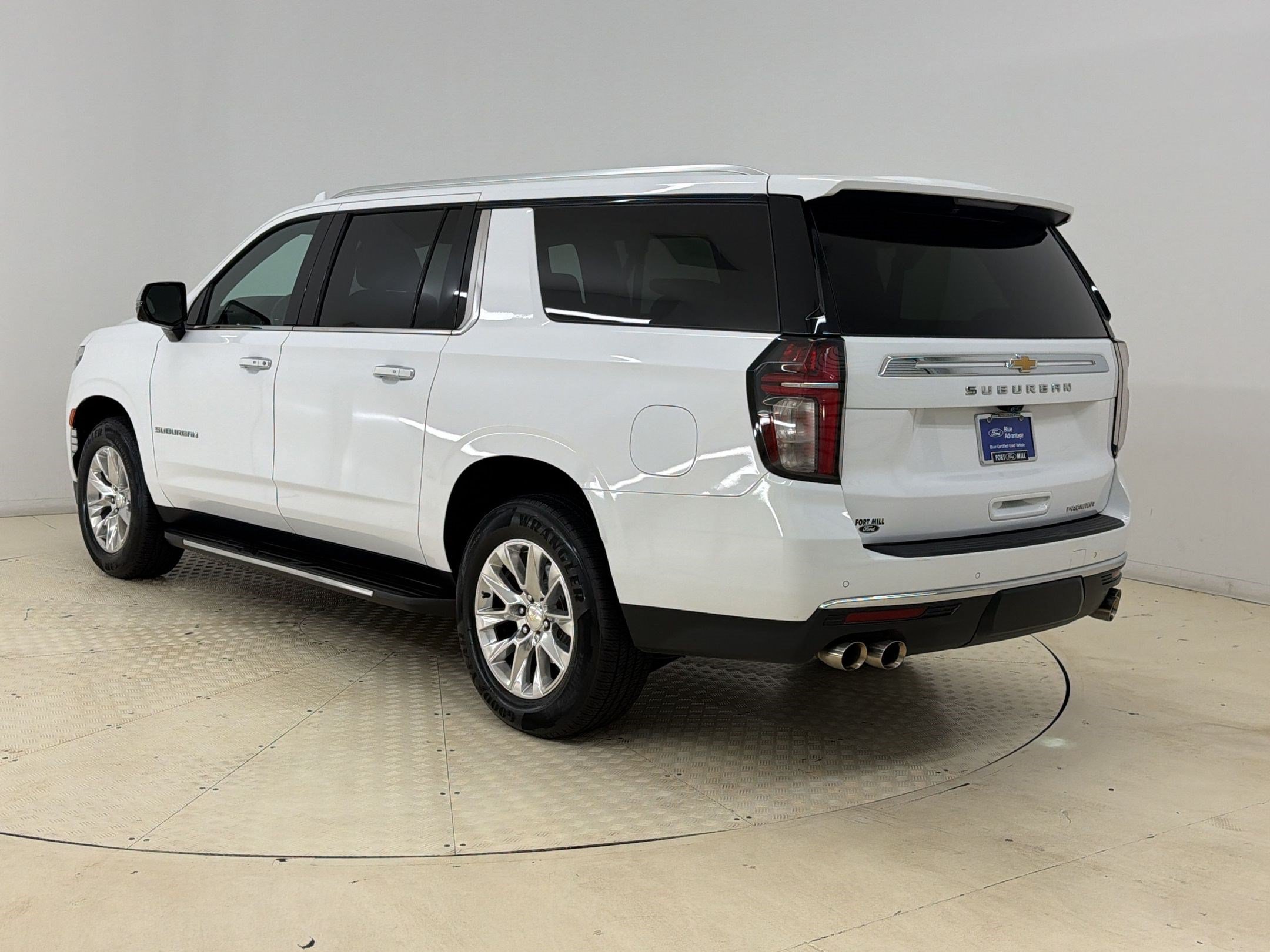 Used 2021 Chevrolet Suburban Premier w/ Premium Package RWD image 3
