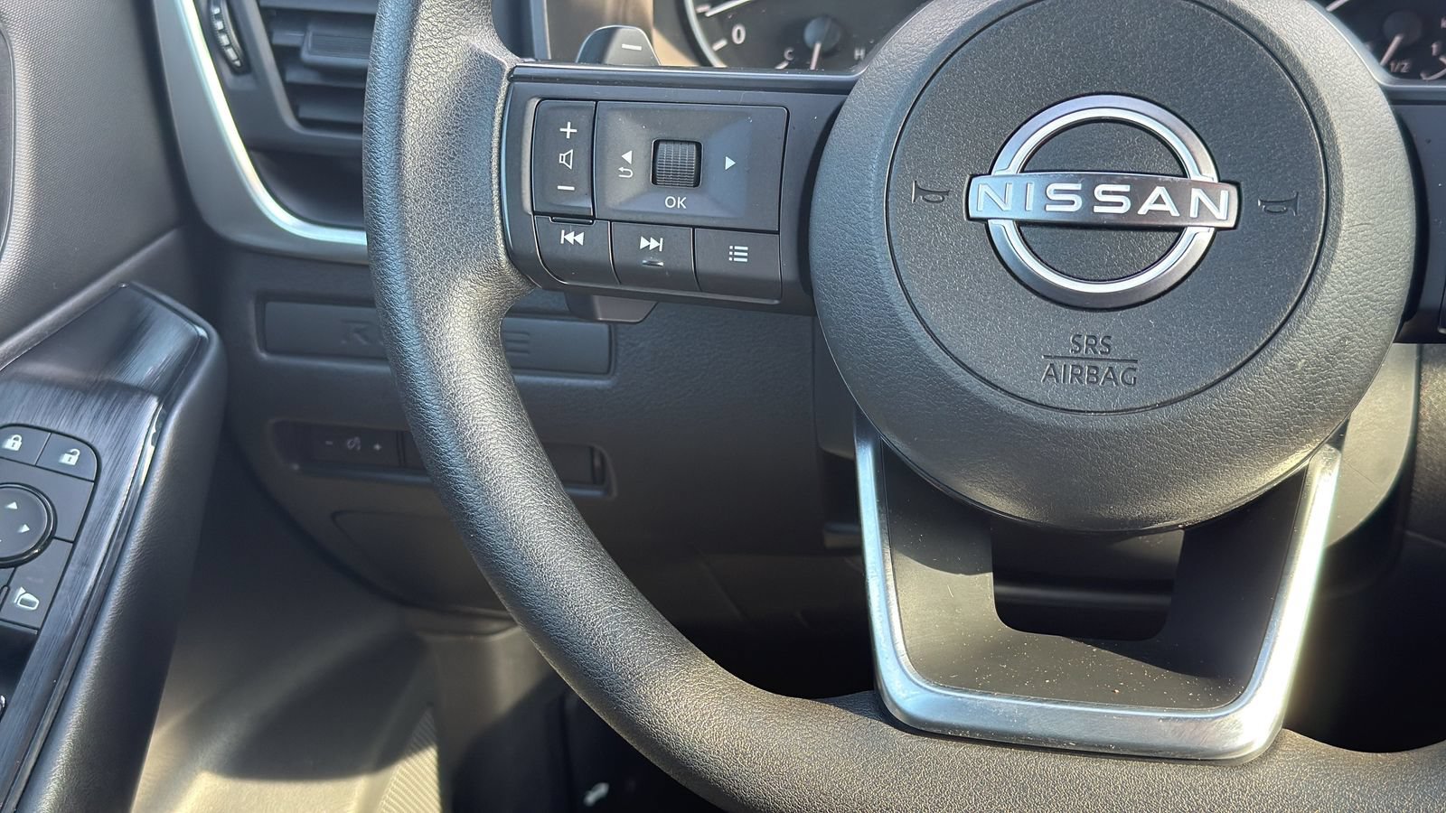 Used 2024 Nissan Rogue S FWD image 16