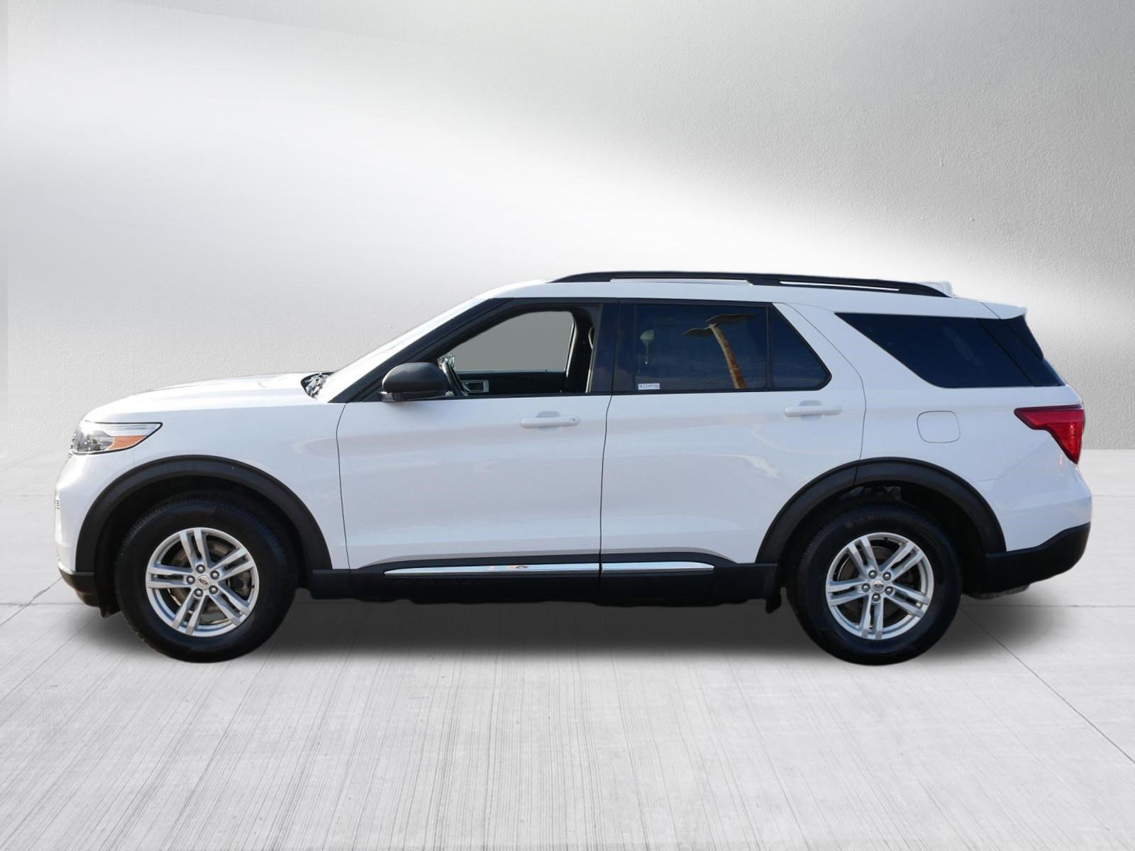 Certified 2020 Ford Explorer XLT w/ Cold Weather Package AWD/4WD image 4