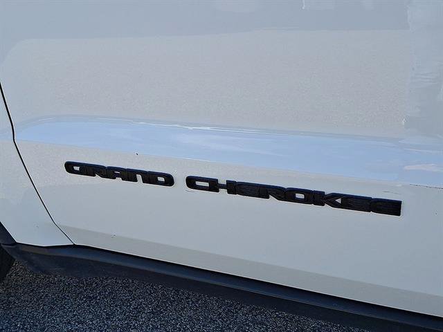 Used 2019 Jeep Grand Cherokee Laredo AWD/4WD image 29