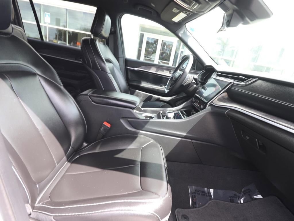 Used 2025 Jeep Grand Cherokee L Limited w/ Black Appearance Package AWD/4WD image 17