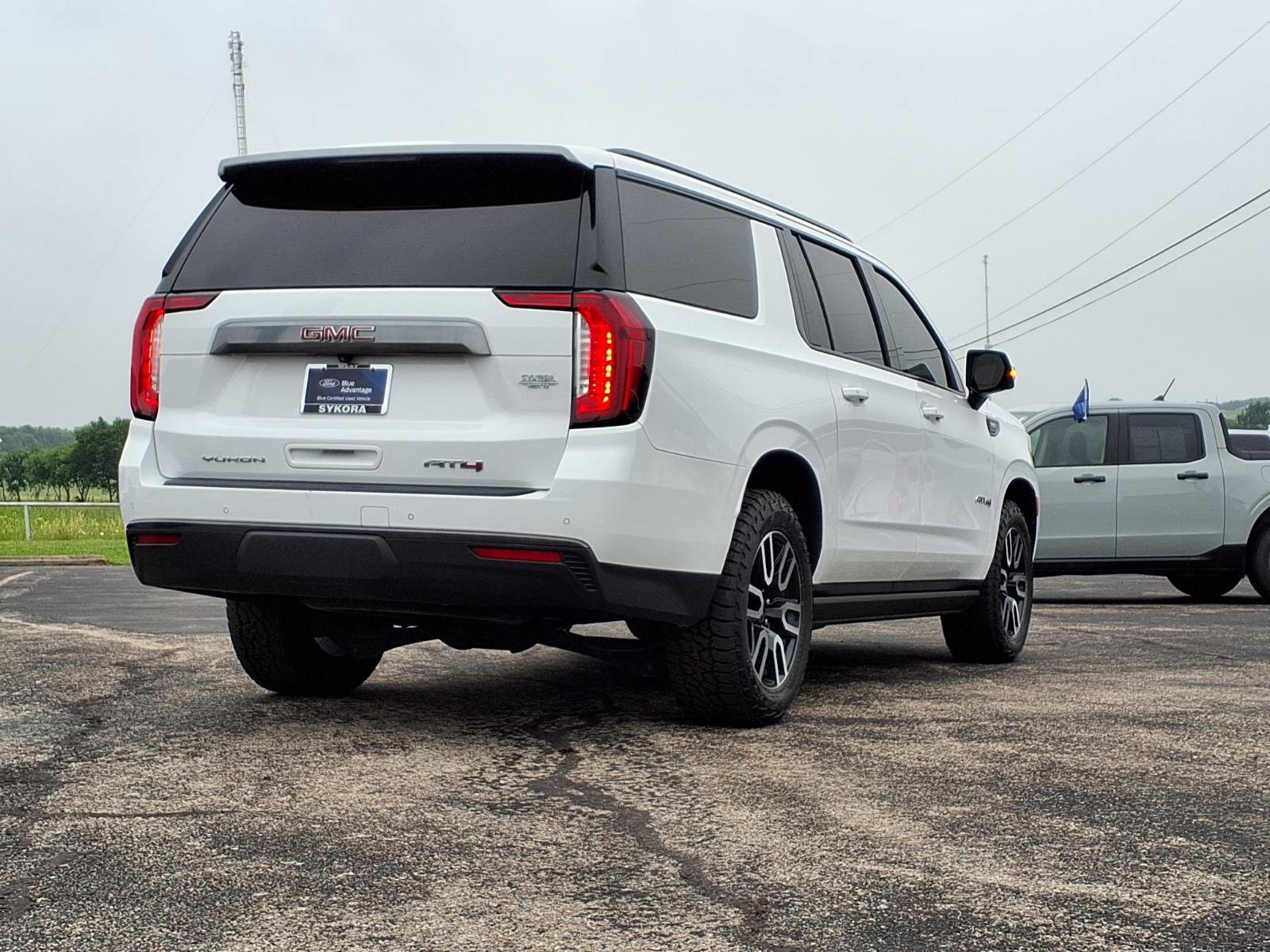 Used 2021 GMC Yukon XL AT4 w/ AT4 Premium Package AWD/4WD image 5