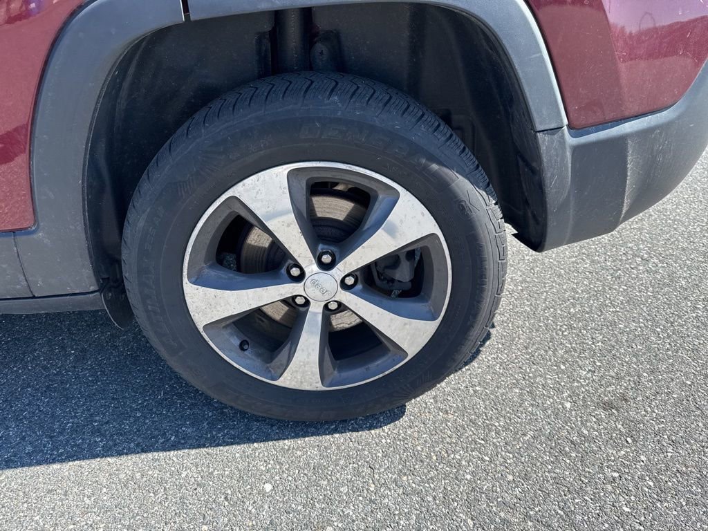 Used 2019 Jeep Cherokee Limited AWD/4WD image 9