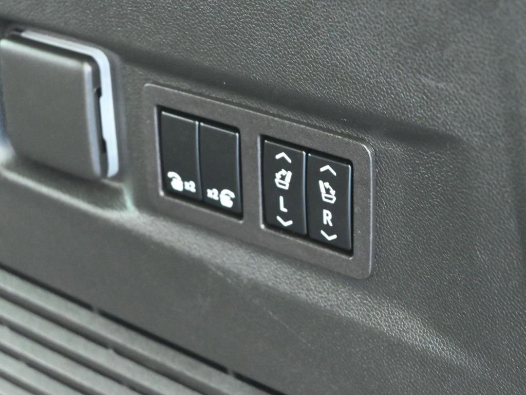 Used 2023 GMC Yukon Denali Ultimate image 32