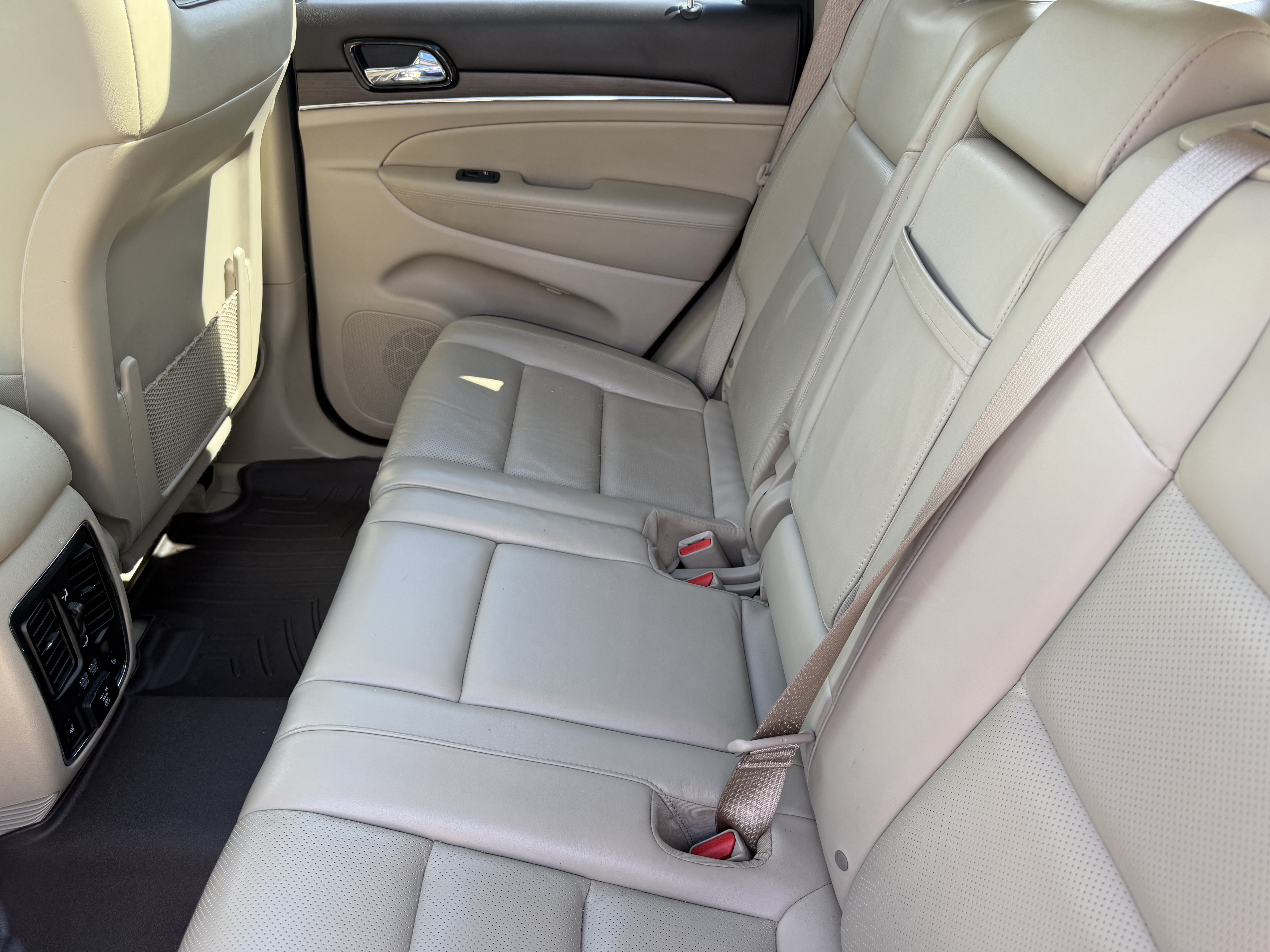 Used 2021 Jeep Grand Cherokee Overland AWD/4WD image 11