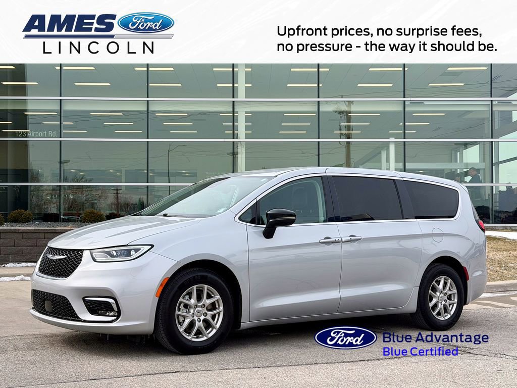 Used 2024 Chrysler Pacifica Touring-L image 6