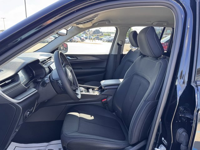 Used 2023 Jeep Grand Cherokee Laredo image 9