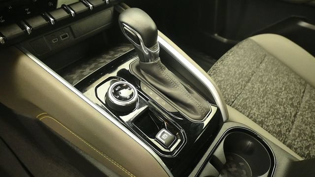 Used 2024 Chevrolet Colorado ZR2 w/ Safety Package AWD/4WD image 17