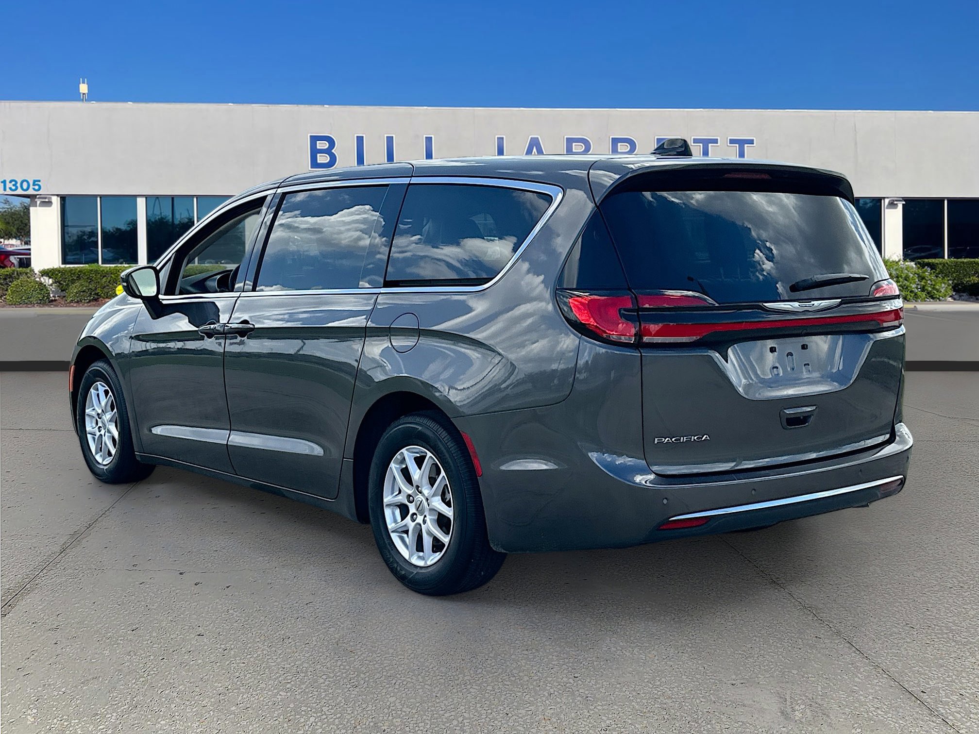 Used 2023 Chrysler Pacifica Touring-L image 3