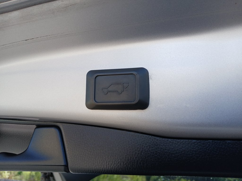 Used 2021 Toyota RAV4 XLE w/ Convenience Package FWD image 26