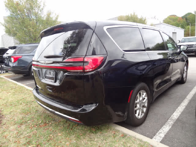 Used 2025 Chrysler Pacifica Select FWD image 4