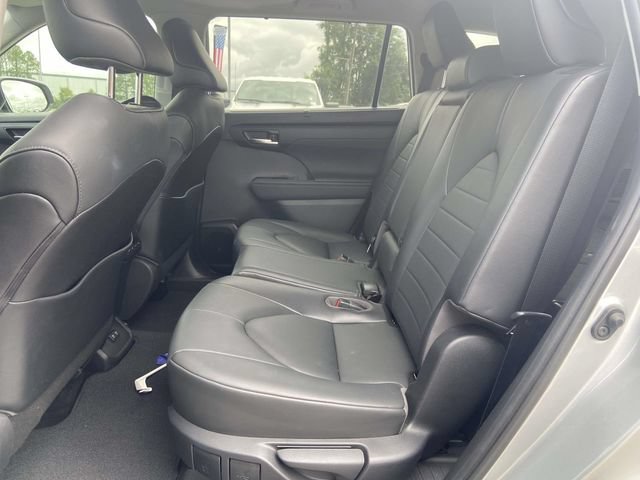 Used 2020 Toyota Highlander XLE FWD image 12
