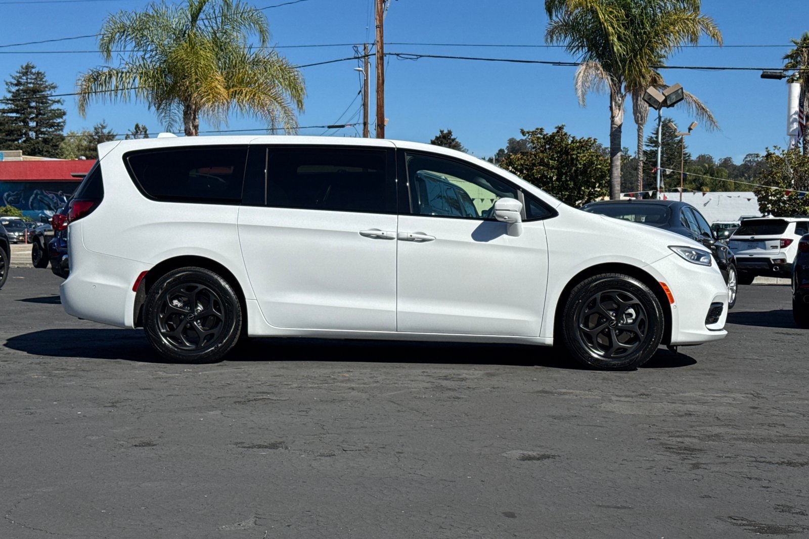 Used 2022 Chrysler Pacifica Limited w/ Uconnect Theater Family Group FWD image 29