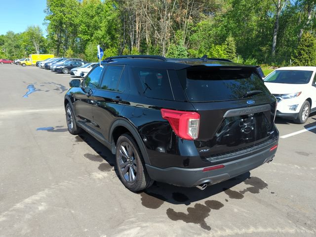 Certified 2024 Ford Explorer XLT w/ Equipment Group 202A AWD/4WD image 3