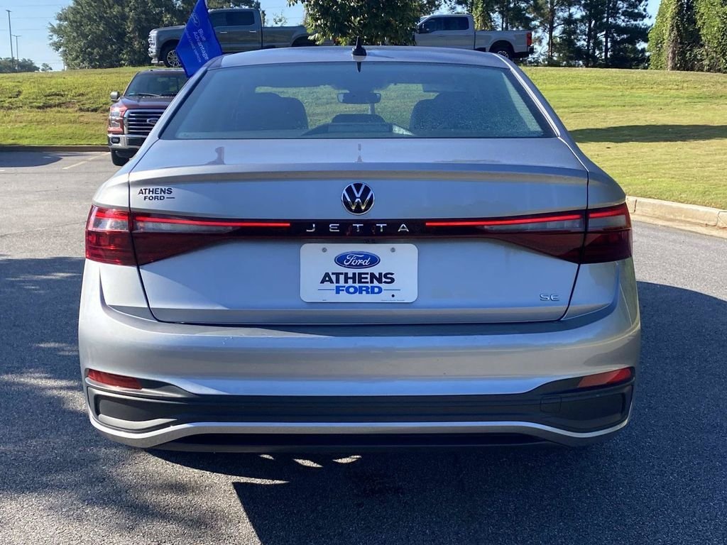 Used 2025 Volkswagen Jetta SE FWD image 4