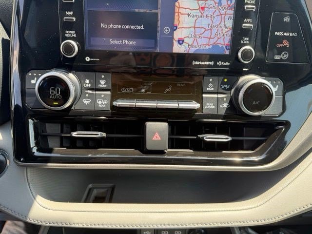 Used 2022 Toyota Highlander XLE AWD/4WD image 23