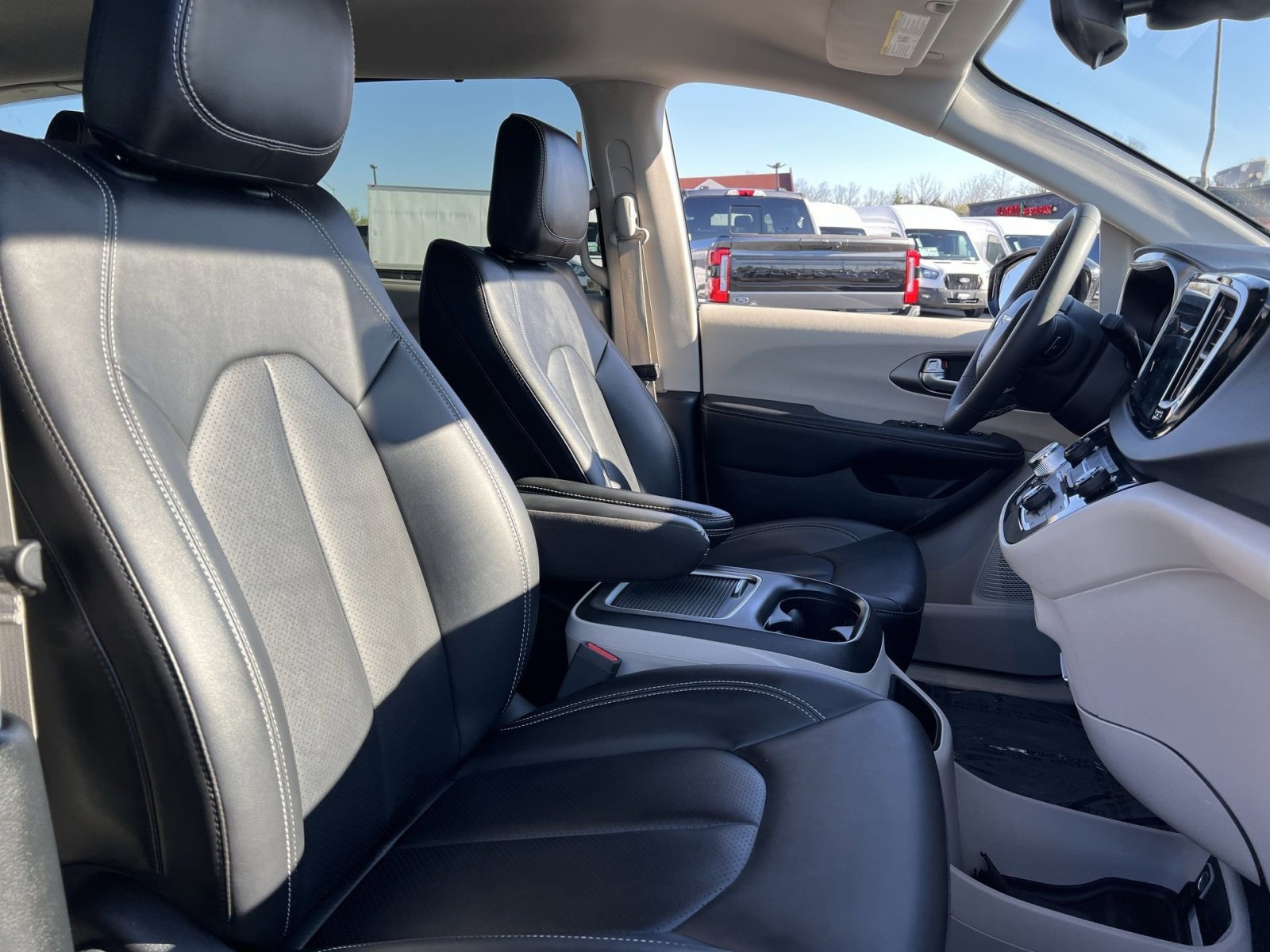 Used 2024 Chrysler Pacifica Touring-L FWD image 26
